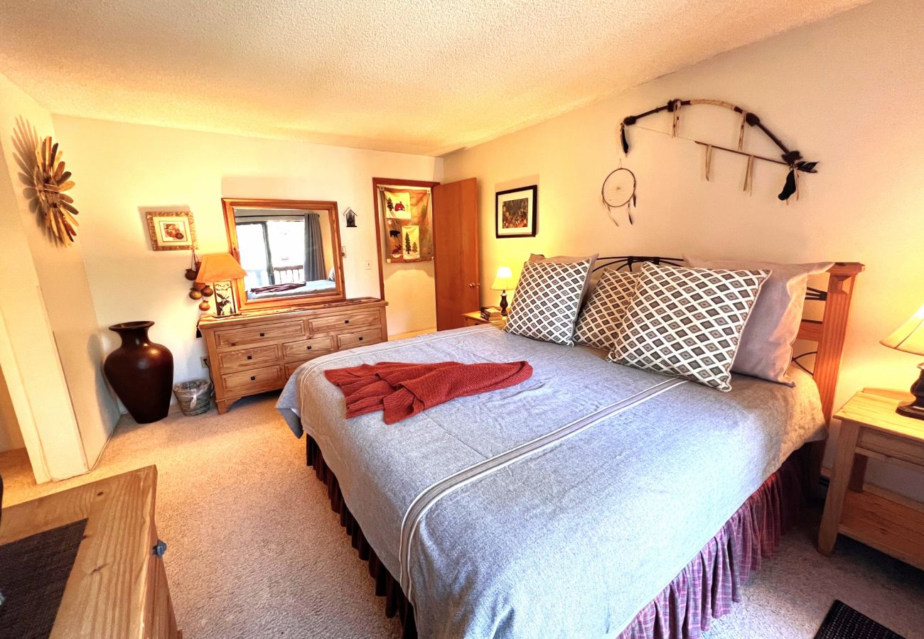 Condominium in Breckenridge - Walk to Main St+ Snowflake Lift, Pool + Hot Tubs 
