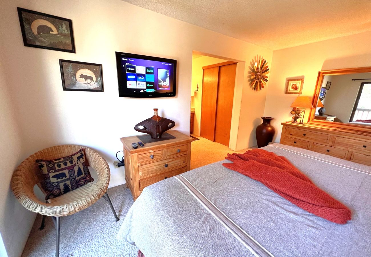 Condominium in Breckenridge - Walk to Main St+ Snowflake Lift, Pool + Hot Tubs 