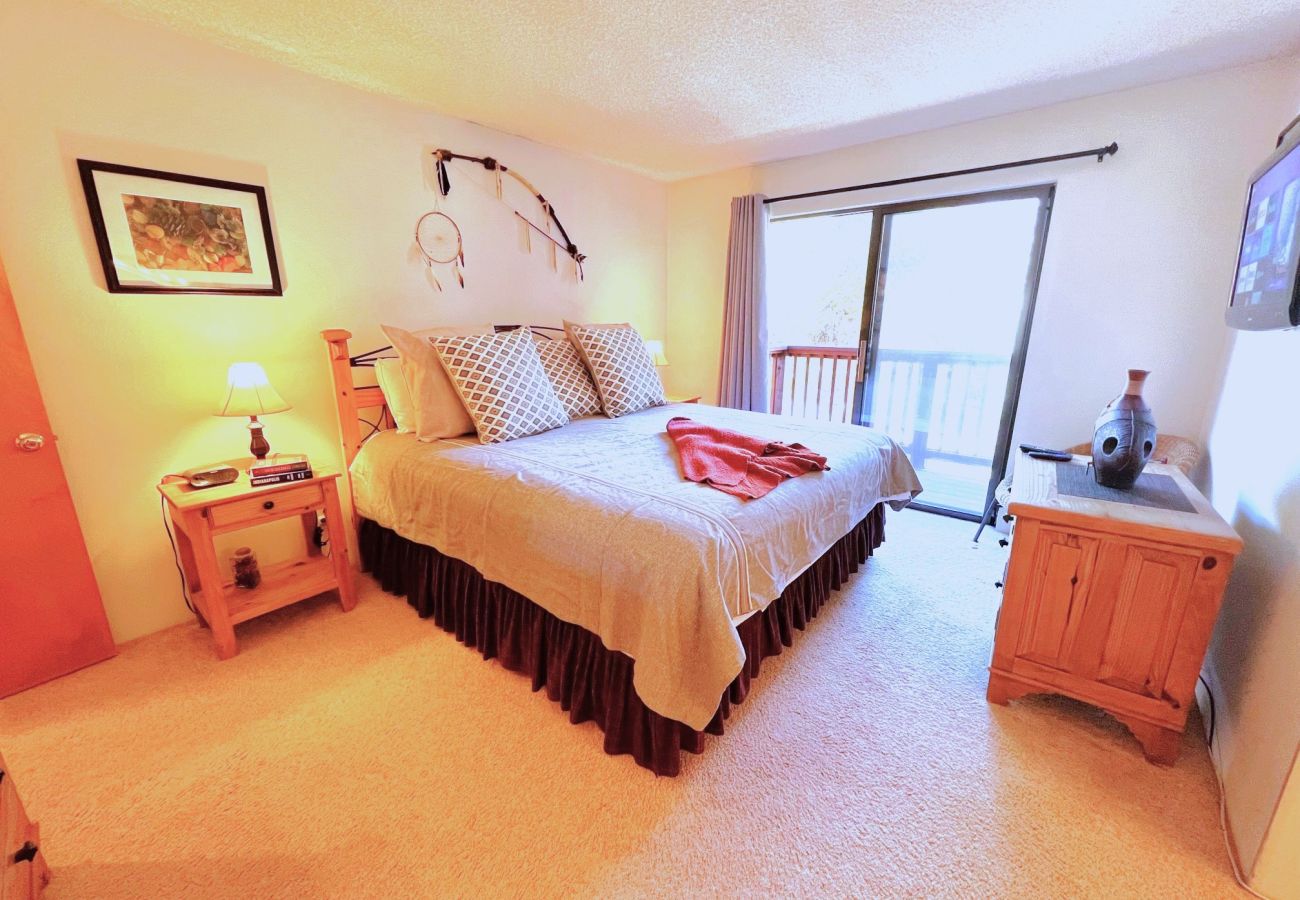 Condominium in Breckenridge - Walk to Main St+ Snowflake Lift, Pool + Hot Tubs 