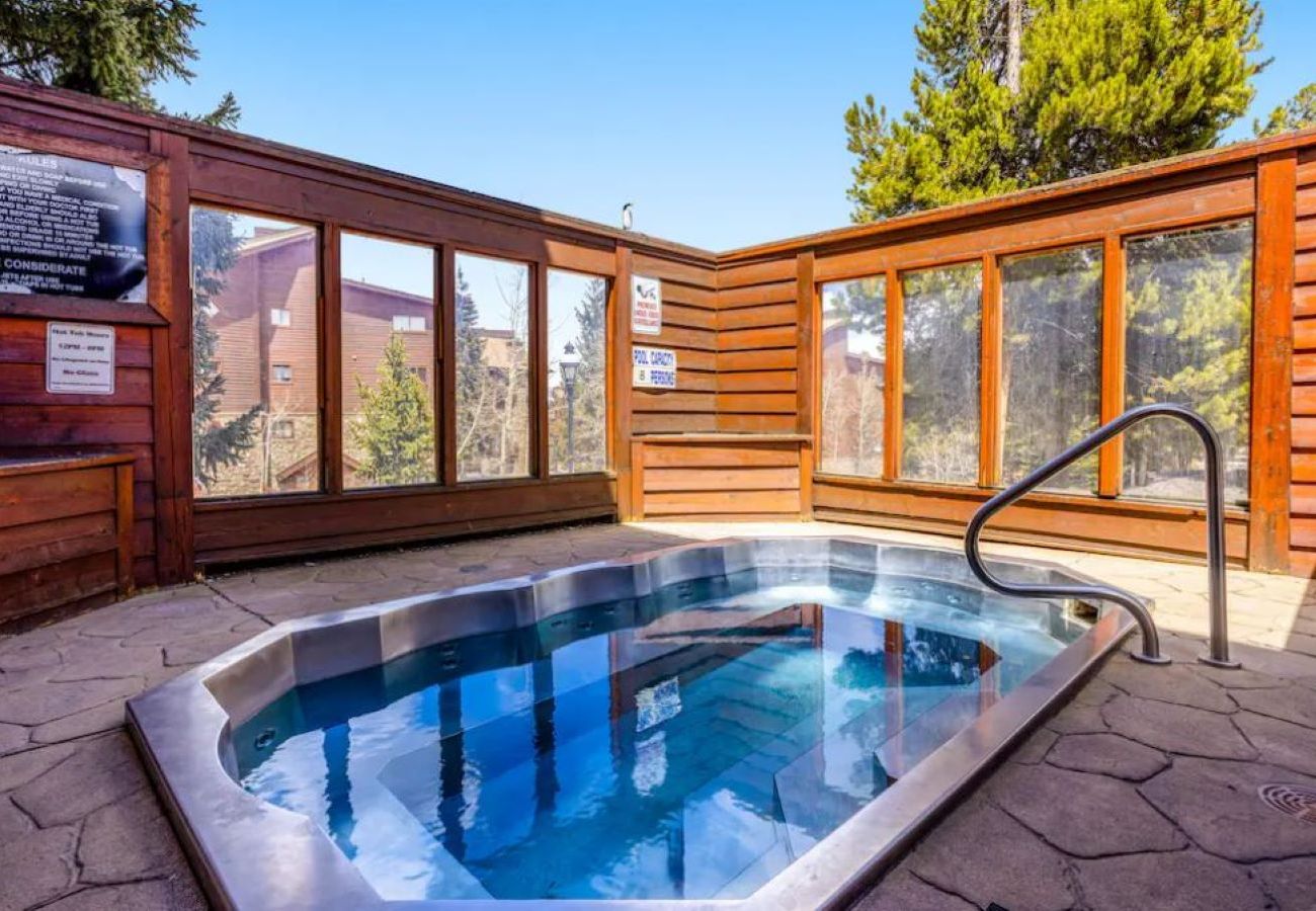 Condominium in Breckenridge - Walk to Main St+ Snowflake Lift, Pool + Hot Tubs 
