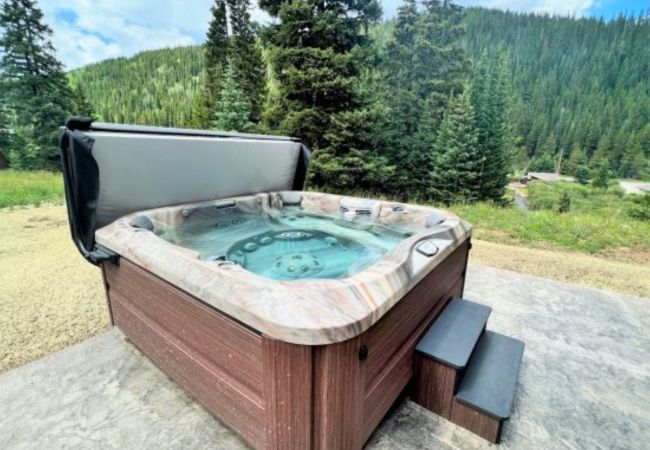 House in Breckenridge - Dramatic Home with Private Hot Tub near Quandary 14er and Breck Resort 