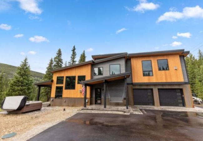 House in Breckenridge - Dramatic Home with Private Hot Tub near Quandary 14er and Breck Resort 