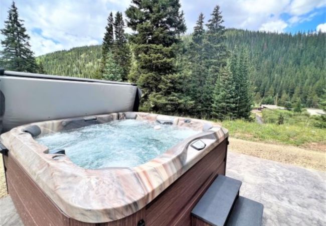 House in Breckenridge - Dramatic Home with Private Hot Tub near Quandary 14er and Breck Resort 