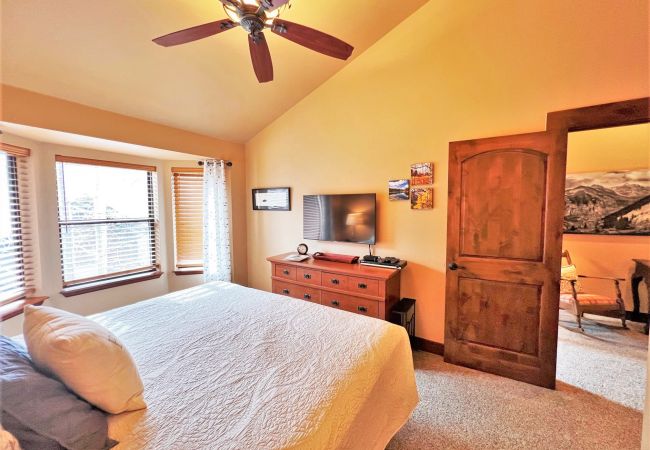 Condominium in Breckenridge - Townhome in Historic Breck, Private Hot Tub, Walk to Lift and Town