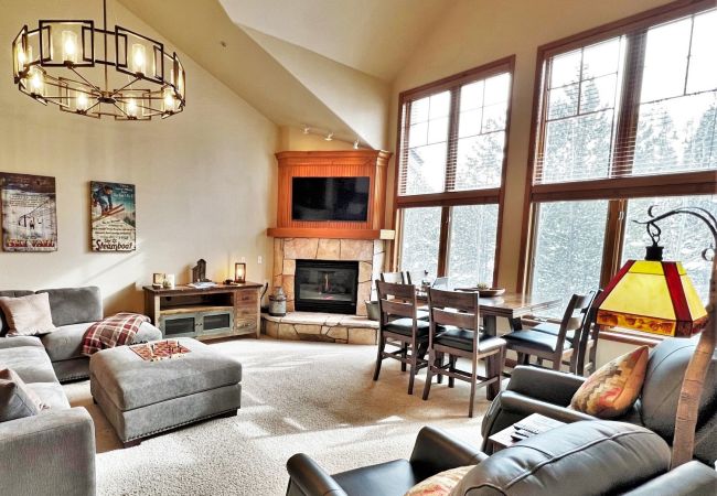 Condominium in Breckenridge -  Ski-In Ski-Out Snowflake Lift, Hot tub, Pool, Sauna, Walk to Main St. Breck