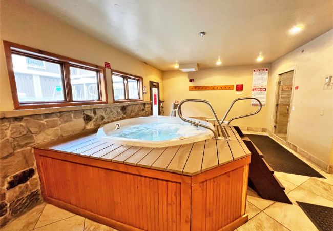 Condominium in Breckenridge -  Ski-In Ski-Out Snowflake Lift, Hot tub, Pool, Sauna, Walk to Main St. Breck