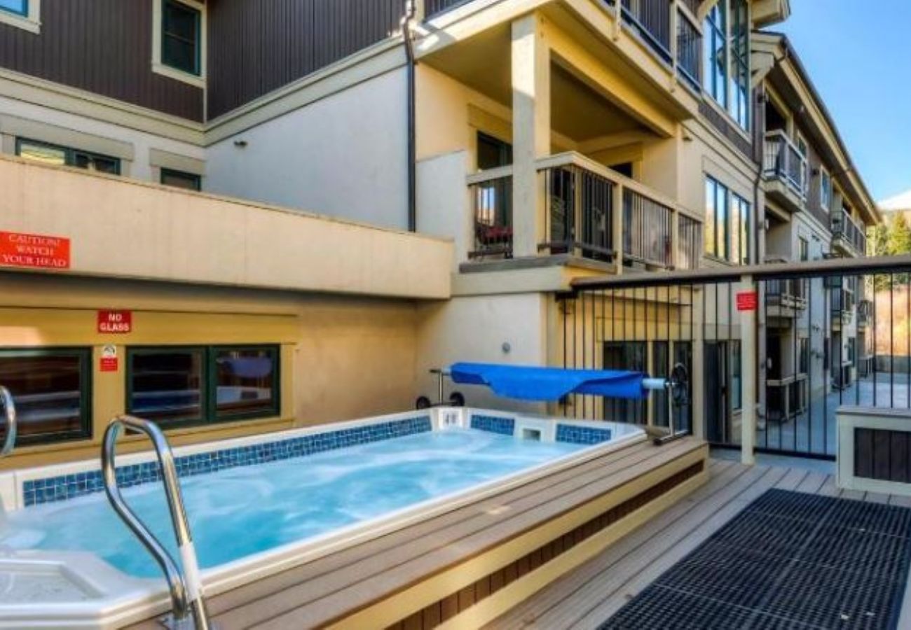 Condominium in Breckenridge -  Ski In-Out Snow Fl. Lift Breck! Pool+Hot Tub 