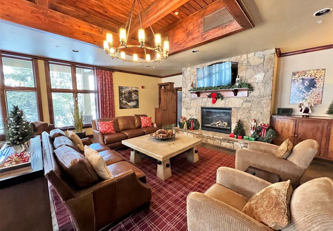 Condominium in Breckenridge -  Ski In-Out Snow Fl. Lift Breck! Pool+Hot Tub 