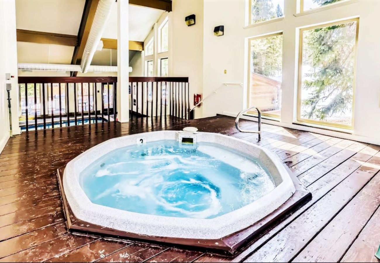 Condominium in Breckenridge - Ski in/out ON 4O’clock Run Play in Pool+Hot Tubs