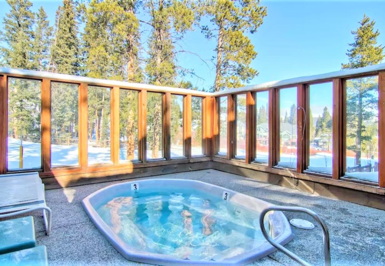 Condominium in Breckenridge - Ski in/out ON 4O’clock Run Play in Pool+Hot Tubs
