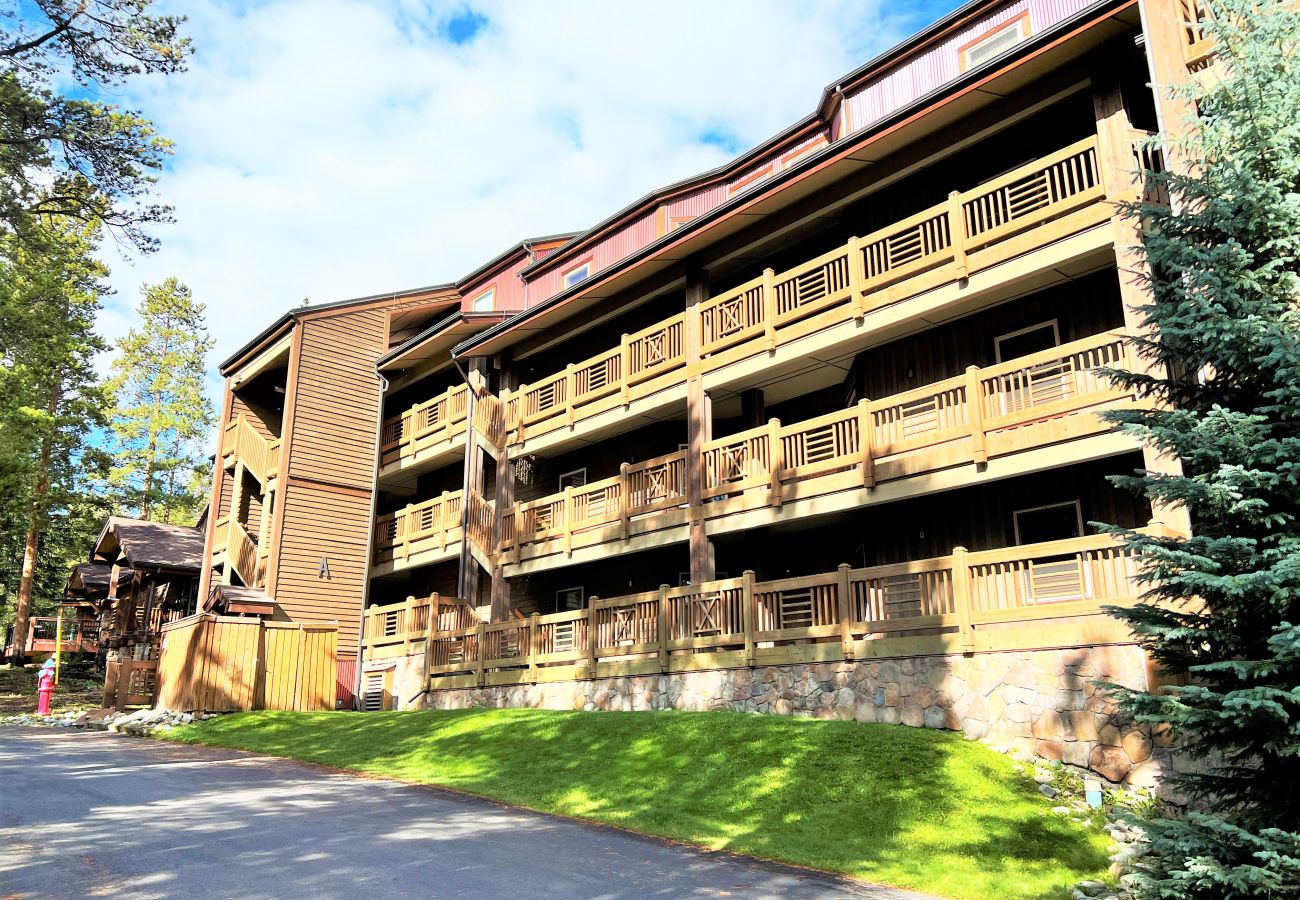 Condominium in Breckenridge - Ski in/out ON 4O’clock Run Play in Pool+Hot Tubs