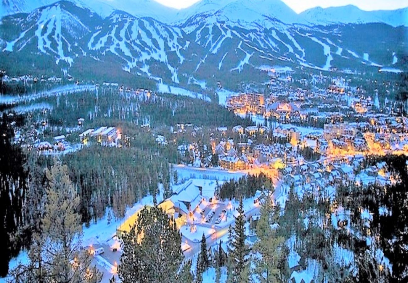 Condominium in Breckenridge - Ski in/out ON 4O’clock Run Play in Pool+Hot Tubs