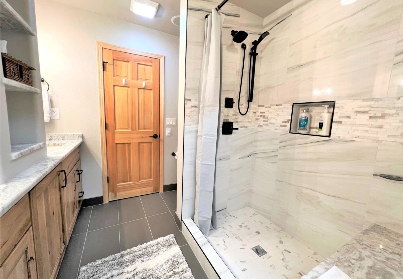 Townhouse in Breckenridge - Ski In-Out to 4 Oclock Run Breck! Private Hot Tub 