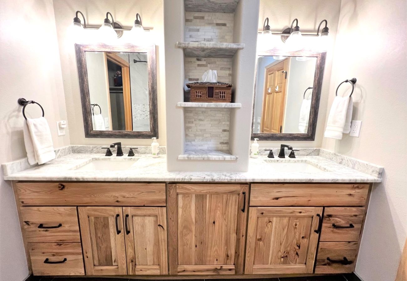 Townhouse in Breckenridge - Ski In-Out to 4 Oclock Run Breck! Private Hot Tub 