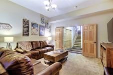 Townhouse in Breckenridge - Tall Pines Superchair Townhome • Ski In/Out • Private Hot Tub 