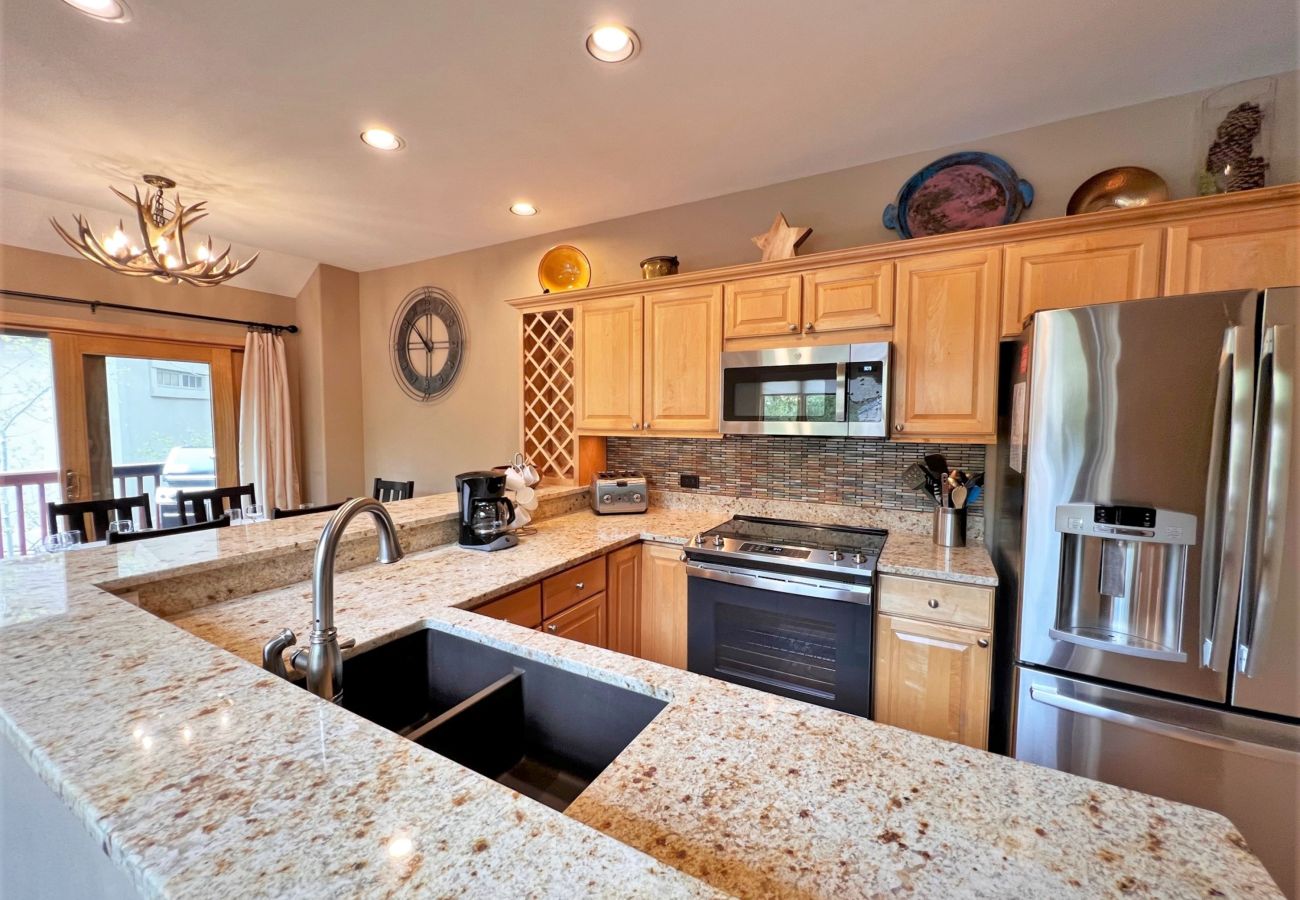 Townhouse in Breckenridge -  Ski In-Out 300 ft to 4 O'clock Run Private Hot Tub