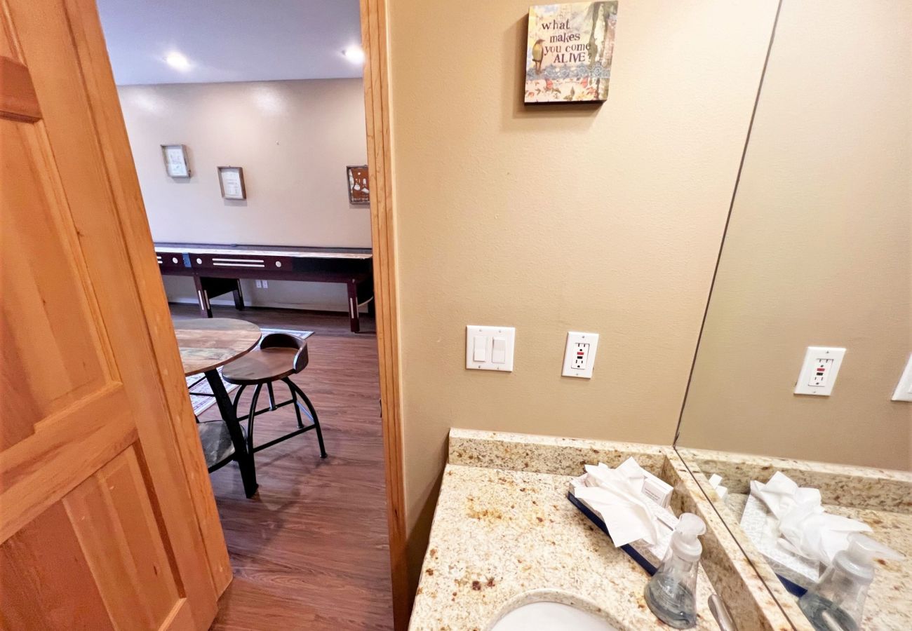 Townhouse in Breckenridge -  Ski In-Out 300 ft to 4 O'clock Run Private Hot Tub