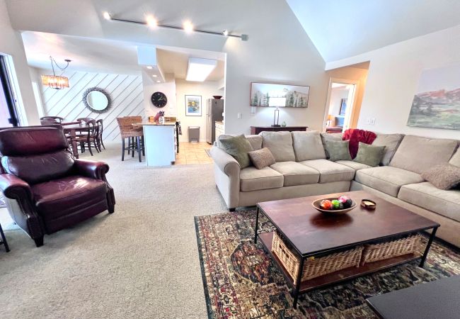 Condominium in Breckenridge - Park Place Aspen Condo • Walk to Main St. • Snowflake Lift • Pool+Hot Tubs Condominium in Breckenridge - Park Place Aspen Condo • Walk to Main St. • Snowflake Lift • Pool+Hot Tubs