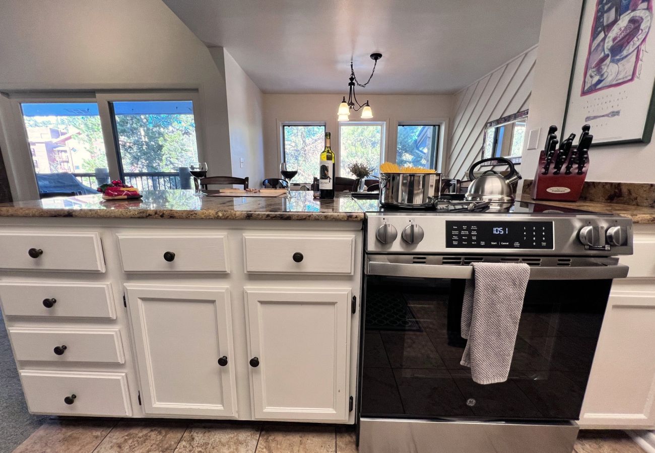 Condominium in Breckenridge - Walk to Main St. + Snowflake Lift, Pool+Hot Tubs