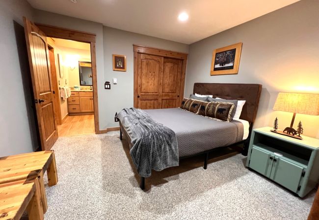 Condominium in Breckenridge - Park Place Pine Condo • Walk to Main St. • Near Snowflake Lift • Hot Tubs+Pool Condominium in Breckenridge - Park Place Pine Condo • Walk to Main St. • Near Snowflake Lift • Hot Tubs+Pool