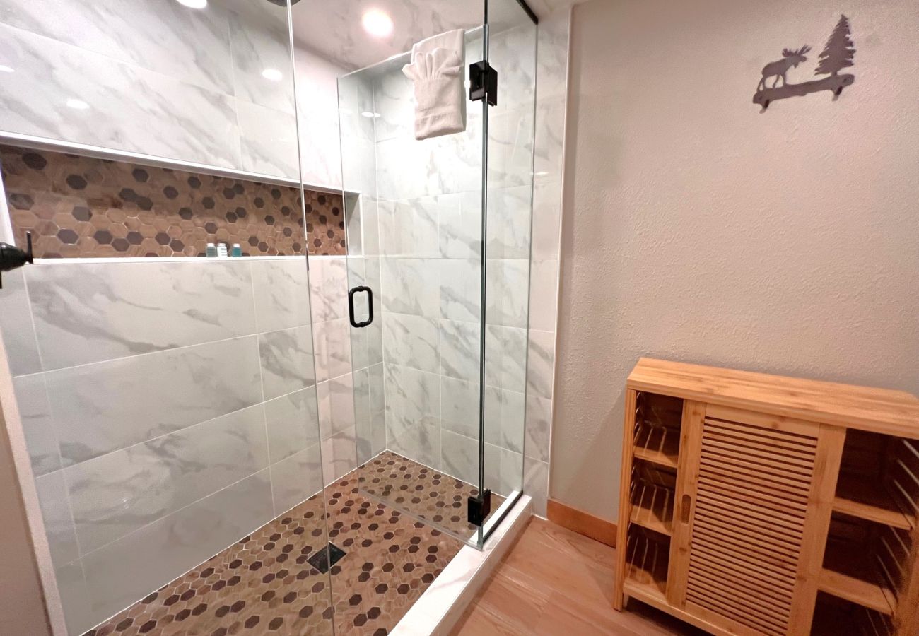 Condominium in Breckenridge - Walk to Main St. Near Snowflake Lift Hot Tubs+Pool