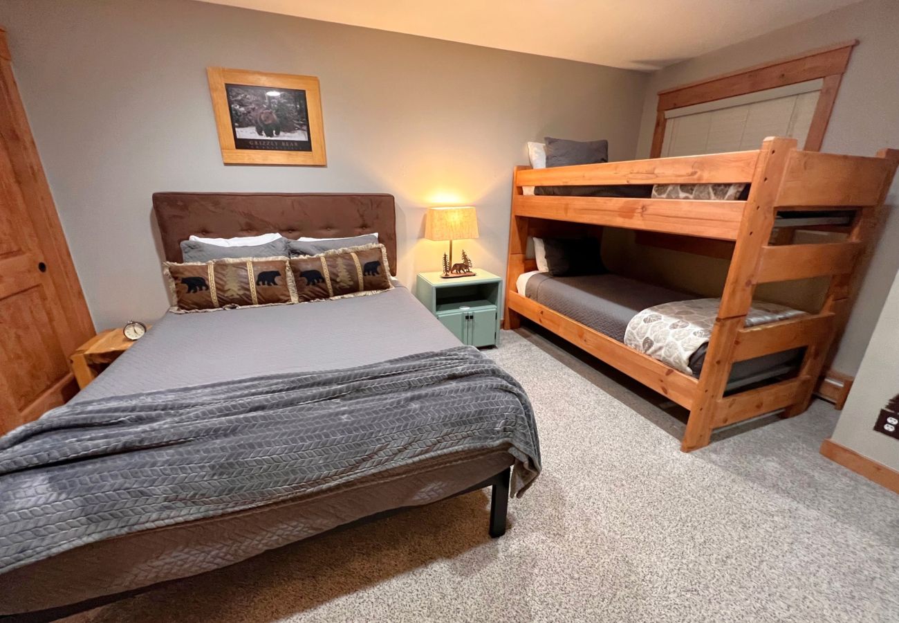Condominium in Breckenridge - Walk to Main St. Near Snowflake Lift Hot Tubs+Pool