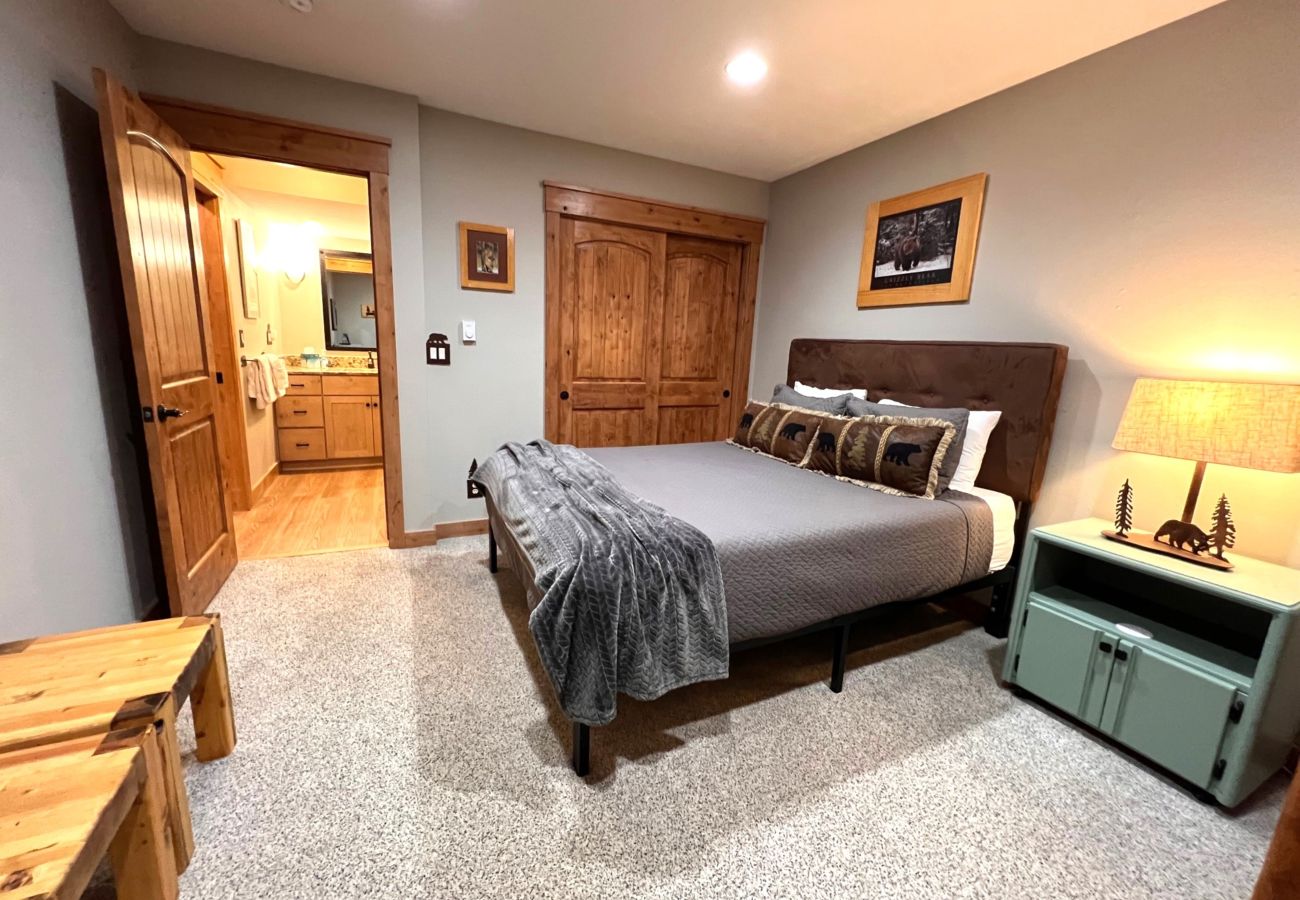 Condominium in Breckenridge - Walk to Main St. Near Snowflake Lift Hot Tubs+Pool