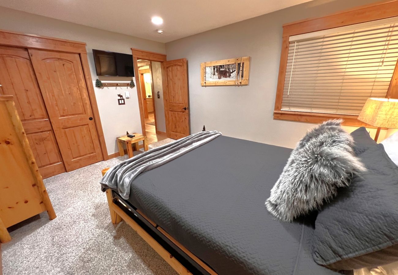 Condominium in Breckenridge - Walk to Main St. Near Snowflake Lift Hot Tubs+Pool