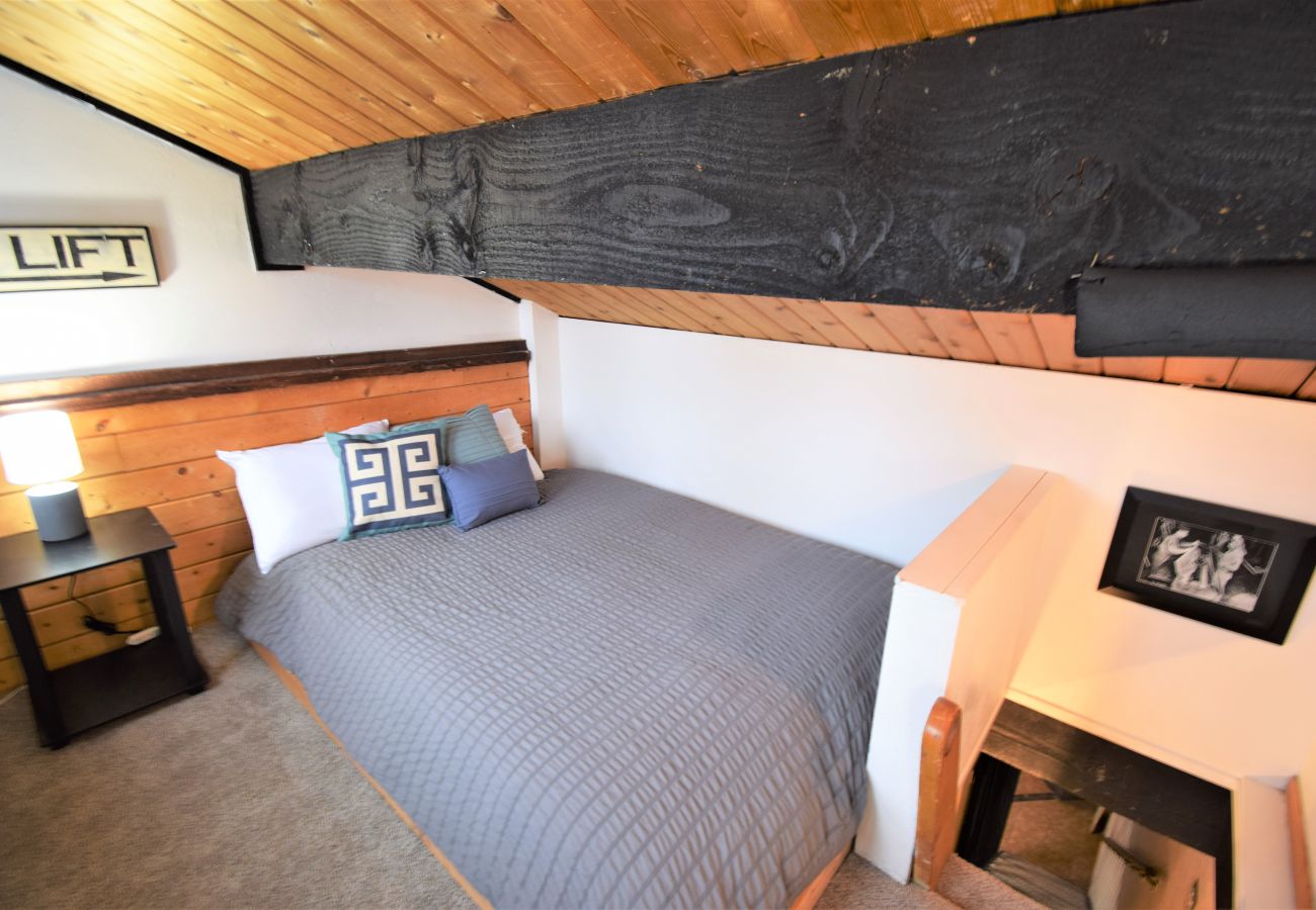 Condominium in Breckenridge - Retro Condo Near Snow Flake Lift  Pool+Hot Tubs