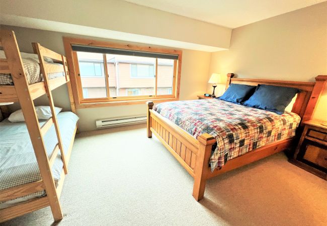 Townhouse in Breckenridge - Winterpoint Apres Ski Townhome • Walk to Main St. • Pool+Hot tubs Townhouse in Breckenridge - Winterpoint Apres Ski Townhome • Walk to Main St. • Pool+Hot tubs