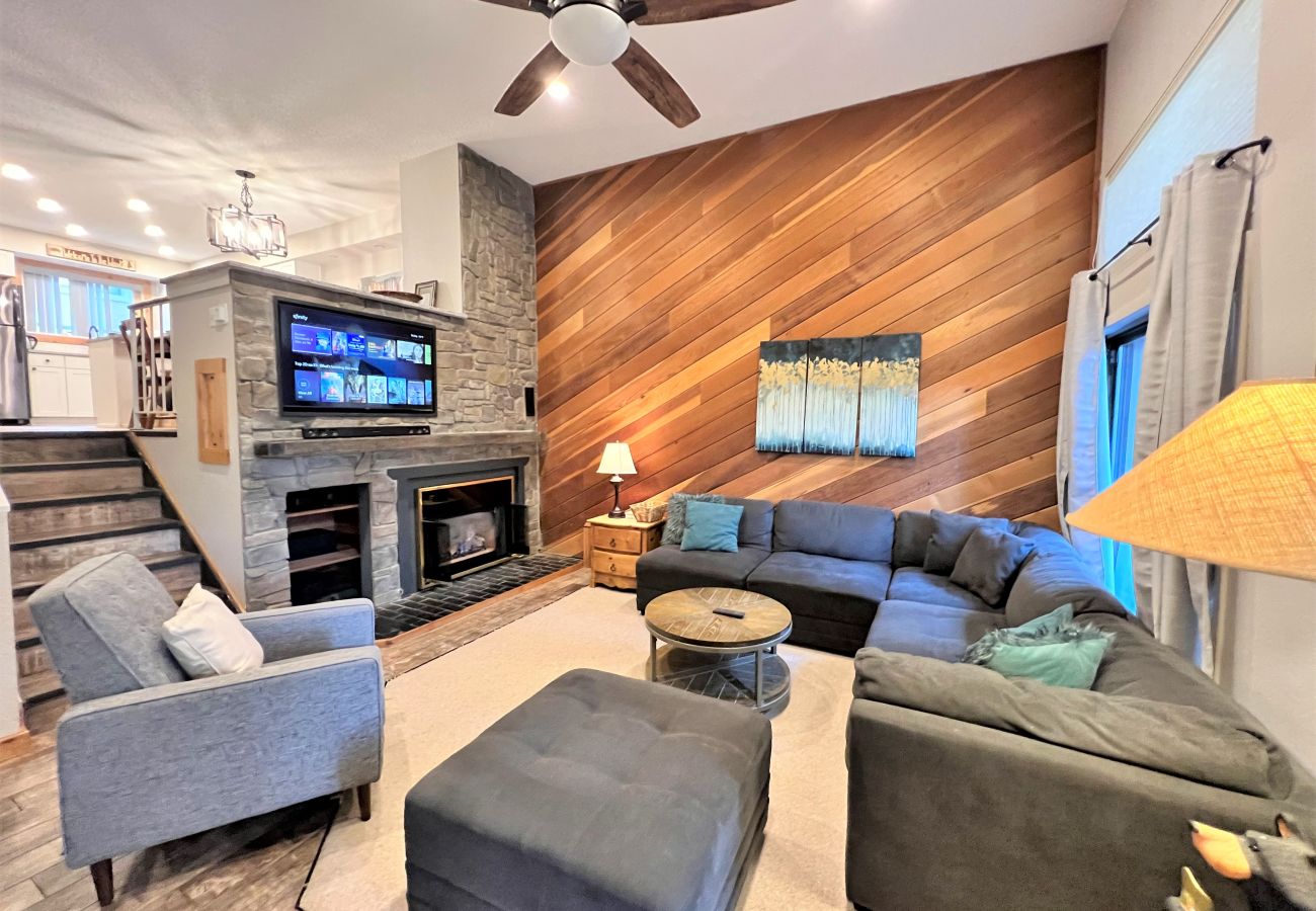 Townhouse in Breckenridge - Walk to Main St. Breck Snowflake Lift Pool+Hot tubs