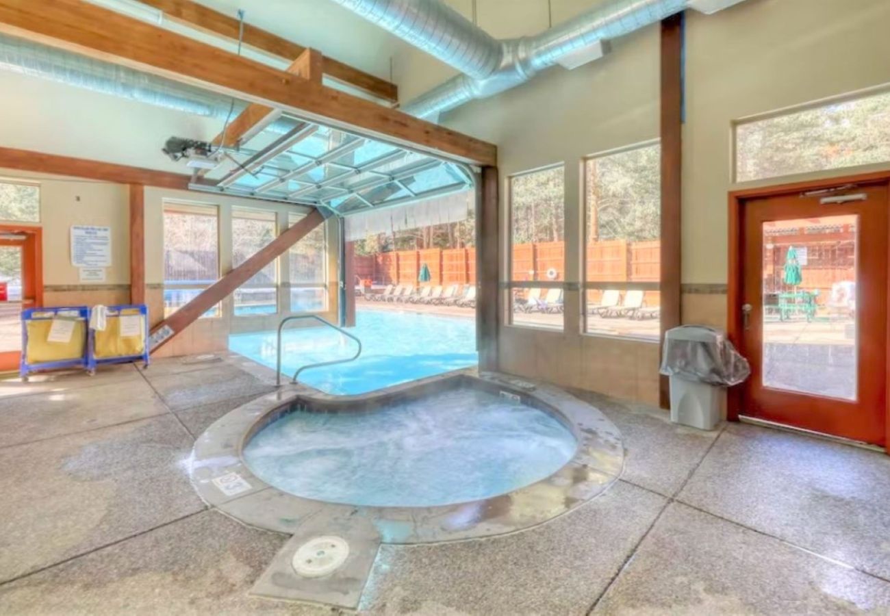 Townhouse in Breckenridge - Walk to Main St. Breck Snowflake Lift Pool+Hot tubs