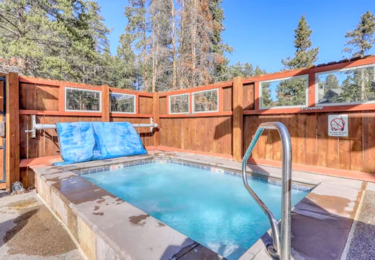 Townhouse in Breckenridge - Walk to Main St. Breck Snowflake Lift Pool+Hot tubs
