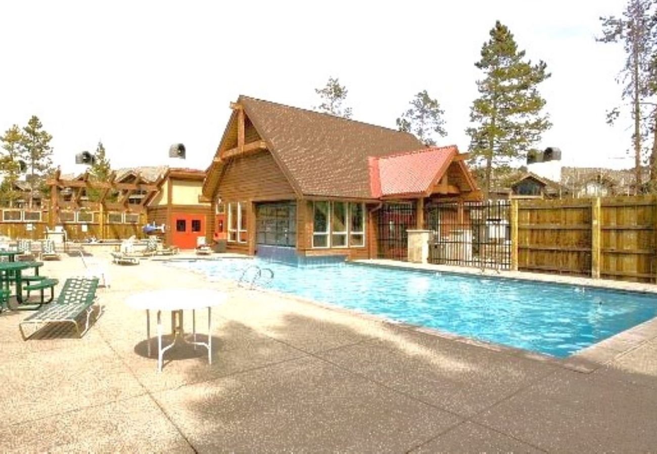 Townhouse in Breckenridge - Walk to Main St. Breck Snowflake Lift Pool+Hot tubs