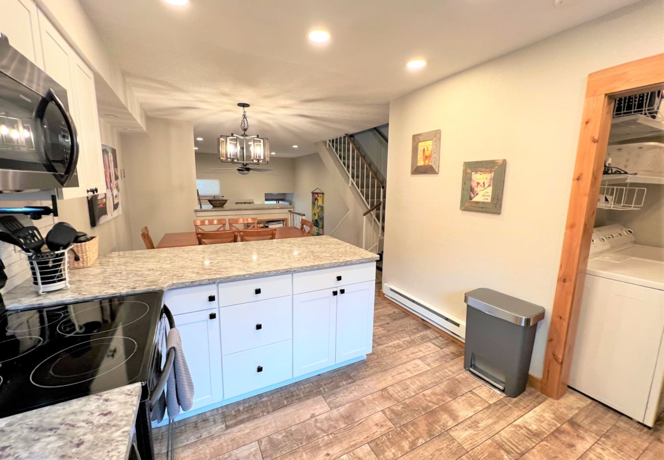 Townhouse in Breckenridge - Walk to Main St. Breck Snowflake Lift Pool+Hot tubs