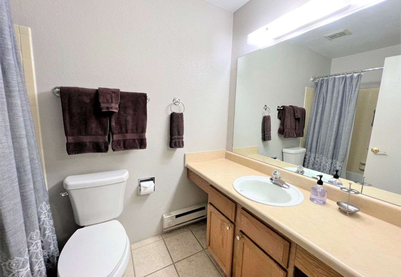 Townhouse in Breckenridge - Walk to Main St. Breck Snowflake Lift Pool+Hot tubs