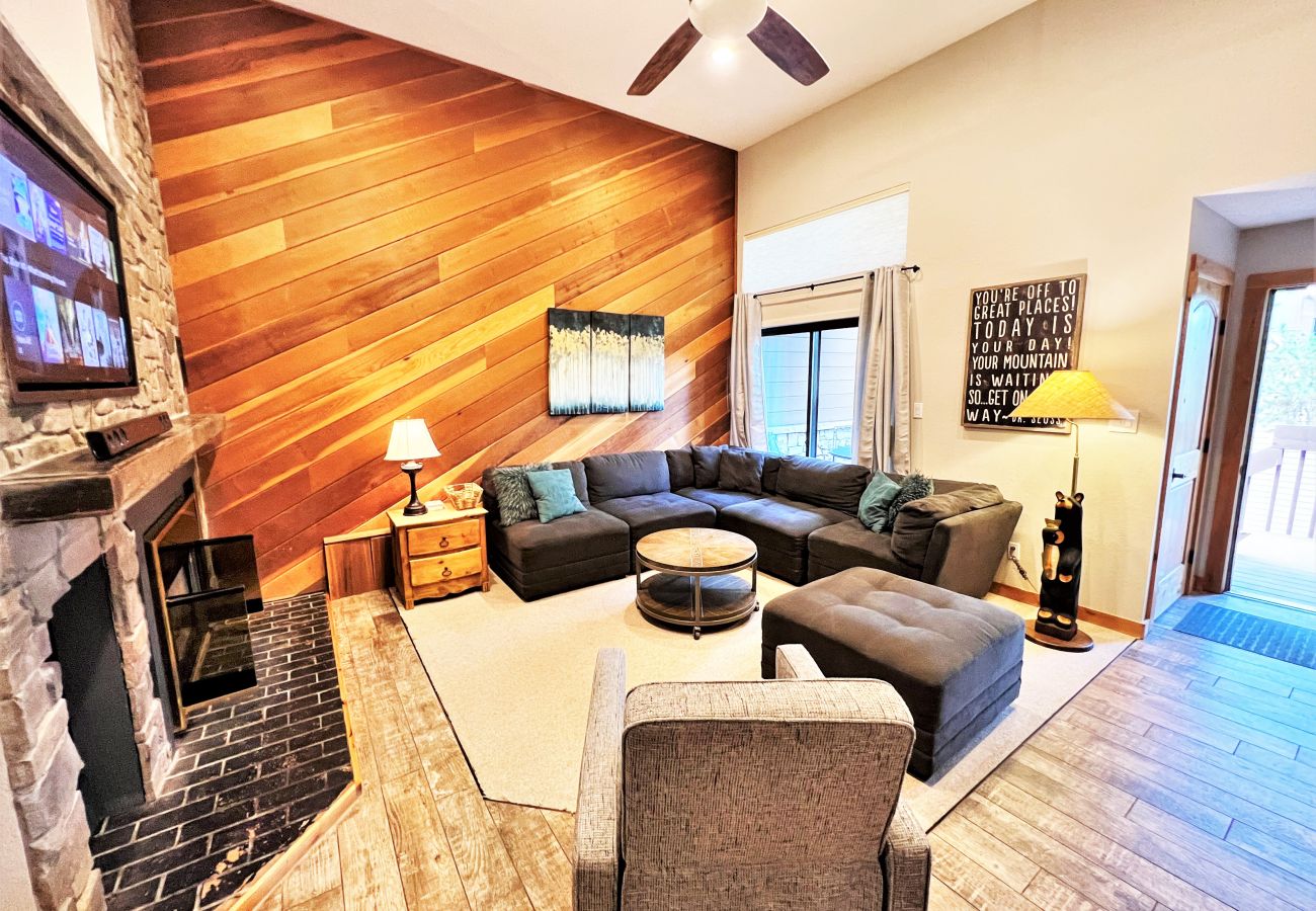 Townhouse in Breckenridge - Walk to Main St. Breck Snowflake Lift Pool+Hot tubs