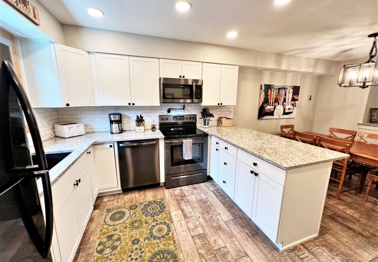 Townhouse in Breckenridge - Walk to Main St. Breck Snowflake Lift Pool+Hot tubs