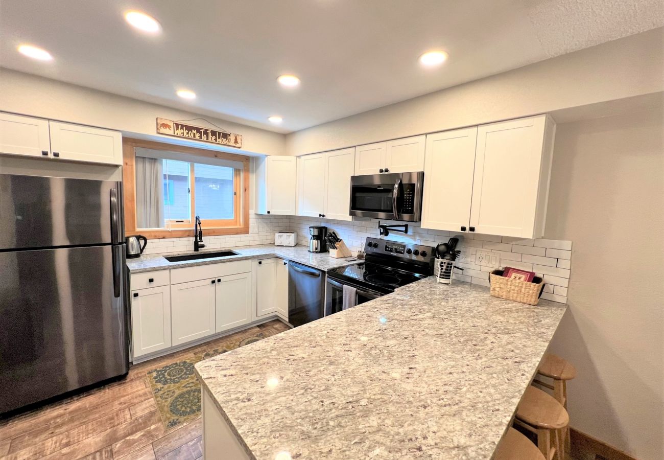 Townhouse in Breckenridge - Walk to Main St. Breck Snowflake Lift Pool+Hot tubs