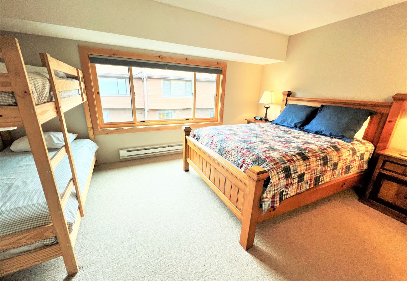 Townhouse in Breckenridge - Walk to Main St. Breck Snowflake Lift Pool+Hot tubs