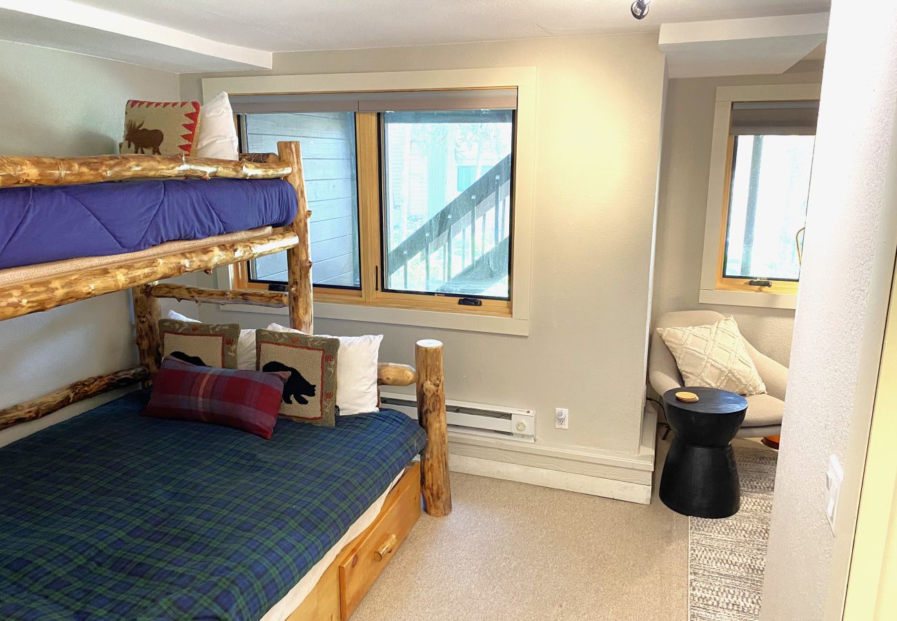 Townhouse in Breckenridge - Walk to Main St. Breck Snowflake Lift Pool+Hot tubs