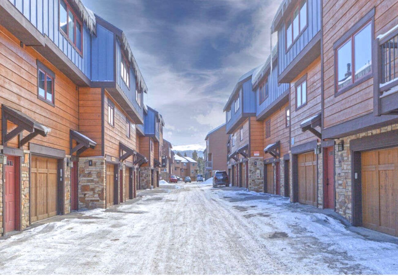 Townhouse in Breckenridge - Walk to Main St. Breck Snowflake Lift Pool+Hot tubs