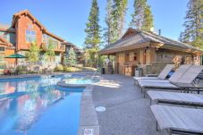 Townhouse in Breckenridge - Mountain Thunder Townhome • Ski-In • Pools Hot Tubs • Walk to Main St