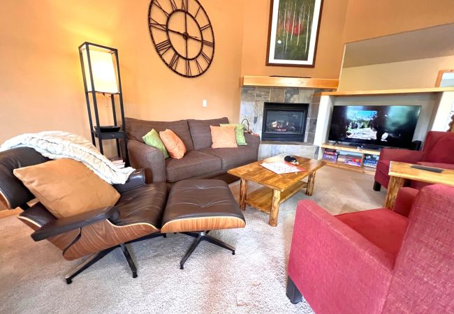 Condominium in Breckenridge - Ski-In 4 O'clock Run Walk to Main St Hot Tub Play! Condominium in Breckenridge - Ski-In 4 O'clock Run Walk to Main St Hot Tub Play!