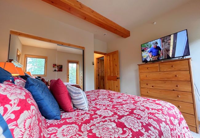 Condominium in Breckenridge - Ski-In 4 O'clock Run Walk to Main St Hot Tub Play! Condominium in Breckenridge - Ski-In 4 O'clock Run Walk to Main St Hot Tub Play!