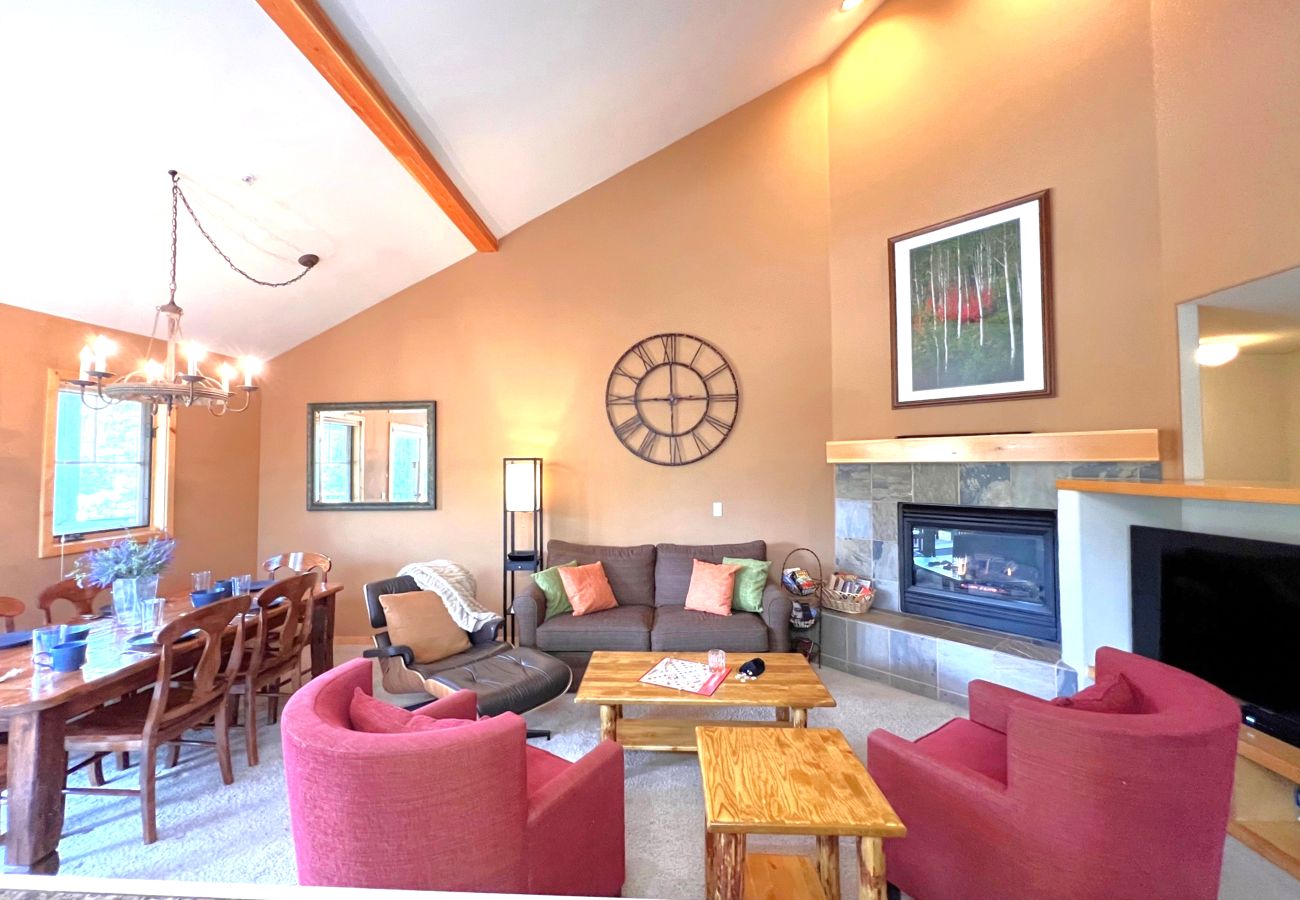 Condominium in Breckenridge - Ski-In 4 O'clock Run Walk to Main St Hot Tub Play!