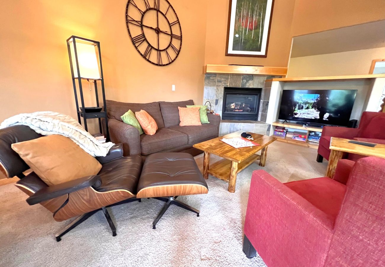 Condominium in Breckenridge - Ski-In 4 O'clock Run Walk to Main St Hot Tub Play!