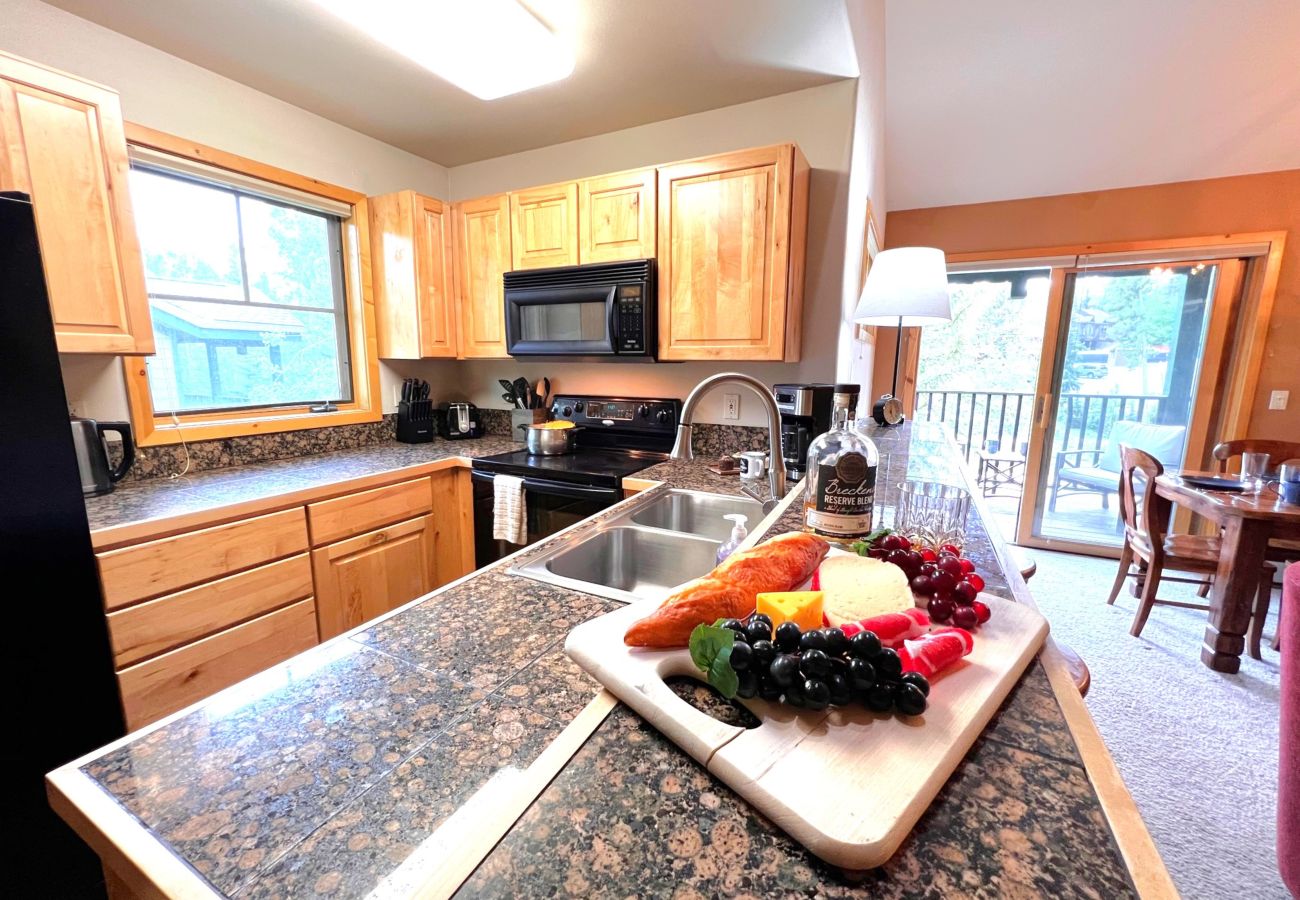 Condominium in Breckenridge - Ski-In 4 O'clock Run Walk to Main St Hot Tub Play!
