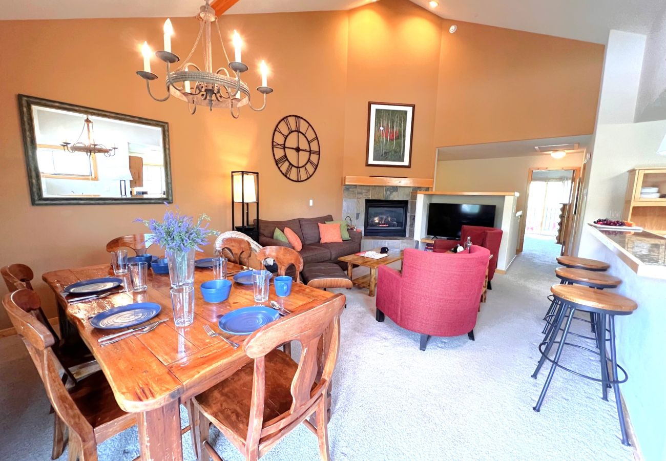 Condominium in Breckenridge - Ski-In 4 O'clock Run Walk to Main St Hot Tub Play!