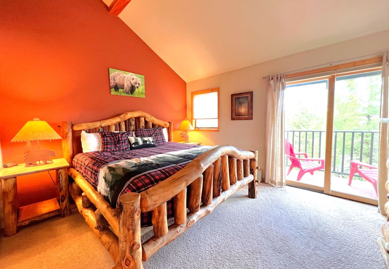 Condominium in Breckenridge - Ski-In 4 O'clock Run Walk to Main St Hot Tub Play!